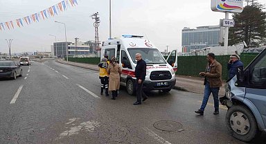 Minibüs ile otomobil çarpıştı 1 yaralandı