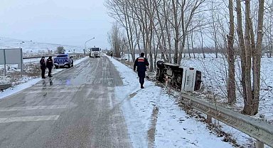Minibüs kayganlaşan yolda devrildi: 3 yaralı