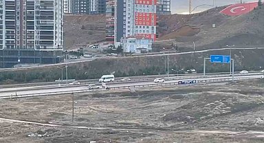 Minibüsü ile ters yönde geri geri ilerledi, trafiği tehlikeye attı