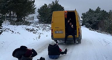Minibüsün arkasına bağladıkları iple kaydılar