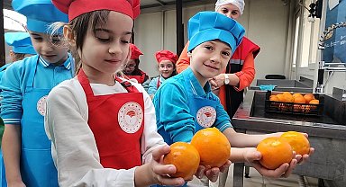 Minik öğrenciler gıda israfını önlemek için evde bulunan meyvelerden reçel yaptı
