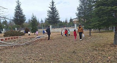 Minik öğrenciler sokak hayvanlarına mama bıraktı