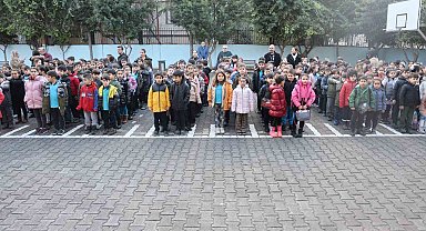 Minik öğrencilerden şehit Mehmetçikler için saygı duruşu