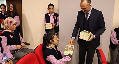 Minik öğrencilere kitap hediye edildi