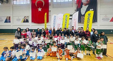 Miniklerin salon hokeyi turnuvası heyecana sahne oldu