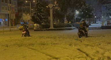 Moto kuryelerin karda drift keyfi