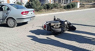 Motosiklet ile otomobil çarpıştı, 2 kişi yaralandı: Kaza anı kamerada
