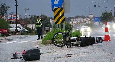Motosiklet ile otomobil çarpıştı, kaza anı güvenlik kameralarına yansıdı: 1 yaralı