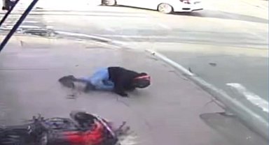 Motosiklet sürücüsünün metrelerce sürüklendiği kaza kamerada
