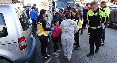 Motosikletten düşen 8 yaşındaki kız, feryat ederek gelen annesini teselli etti