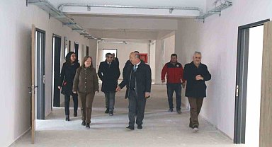 Müdür Başyiğit, yeniden inşa edilen ve güçlendirme çalışması yapılan okullarda incelemelerde bulundu