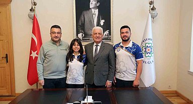 Muğla Büyükşehir okçusu Hazal dünya rekoru kırdı