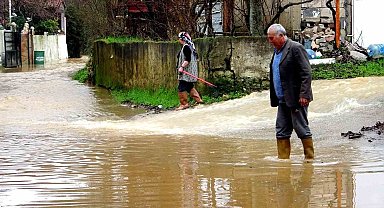 Muğla'da bazı cadde ve sokaklar yağmur sonrası sular altında kaldı