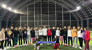 Muğla'nın U16 kızları Hokey takımı ilk maçını kazandı