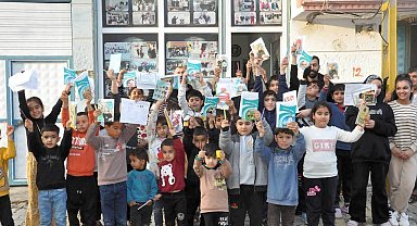 Muhtar amcadan çocuklara karne hediyesi