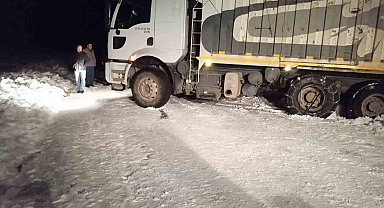 Muradiye'de kar nedeniyle yolda kalan araçlar kurtarıldı