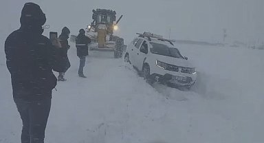 Muradiye'de karda mahsur kalan araçlar kurtarıldı