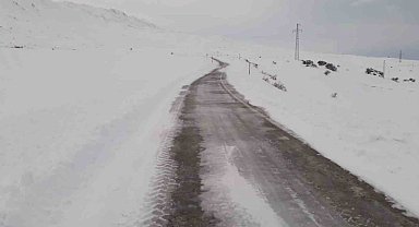 Muradiye'de yol açma çalışması