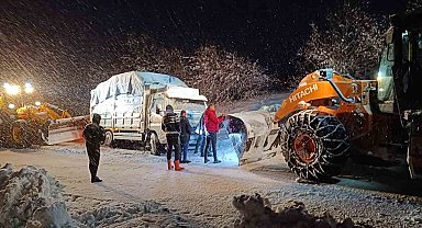 Muradiye'de yolda mahsur kalan araçlar kurtarıldı