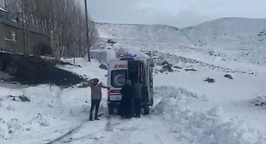 Muş'ta ekipler yolu kapanan köylerdeki hastalar için seferber oldu