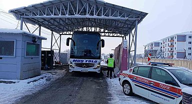 Muş'ta jandarma ekipleri otobüsleri denetledi