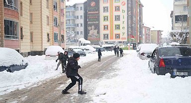Muş'ta kar yağışı hayatı olumsuz etkiledi