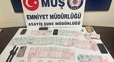 Muş'ta kuyumcuya sahte altın sattığı iddia edilen 6 kişi yakalandı
