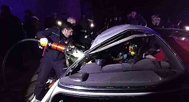 Muş'ta refüje çarpan otomobil takla attı: 2 yaralı