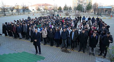 Muş'ta şehitler için bir dakikalık saygı duruşunda bulunuldu