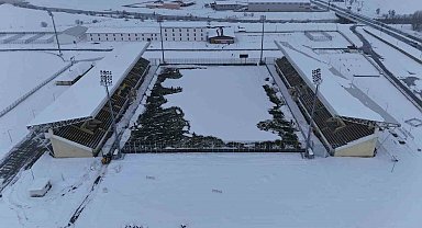 Muşlular maç iptalini önlemek için küreklerle stadyumu temizledi