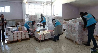 NEVADER'den üniversiteye hazırlanan öğrencilere kaynak kitabı desteği