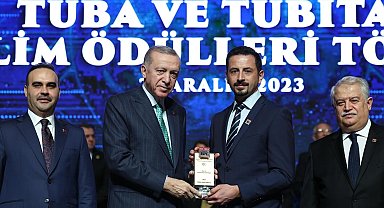 Niğde Ömer Halisdemir Üniversitesi akademisyeni ödülünü Cumhurbaşkanı Erdoğan'dan aldı