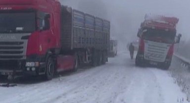 Nurhak'ta kar yağışı etkili oldu, araçlar yolda kaldı
