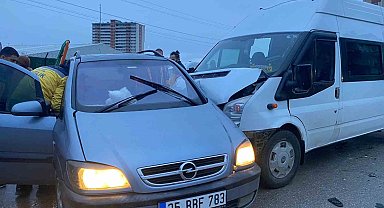 Öğrenci servisi otomobile çarptı: 1 yaralı