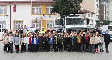 Öğrenciler, polis amcalarıyla güzel vakit geçirdiler