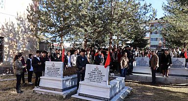 Öğrenciler şehitliği ziyaret ederek dua etti