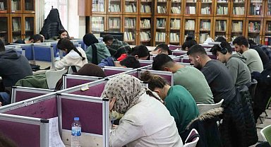 Öğrenciler sınavlara büyükşehir kütüphanelerinde hazırlanıyor