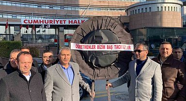 Öğretmenler CHP Genel Merkezi önüne siyah çelenk bıraktı