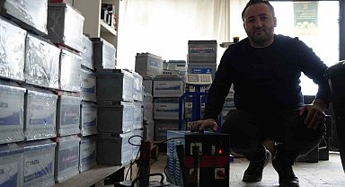 Öğretmenlik hayali yarım kaldı, hayallerini akü satarak gerçekleştiriyor