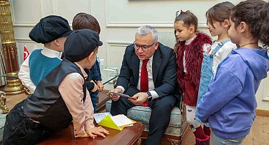 Okuma yazmayı öğrenir öğrenmez Mehmetçiğe mektup yazdılar