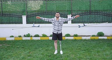 On sene sonra yürümenin mutluluğunu yaşıyor: Uçak bombasıyla kaybettiği bacağına protezle kavuştu