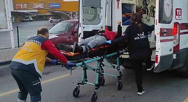 Önce aniden açılan araba kapısına çarptı, sonra otomobilin altında kaldı