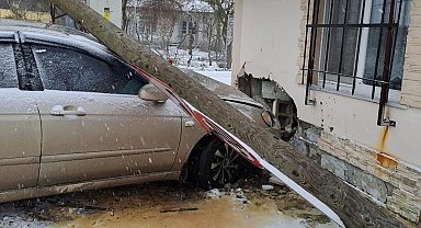 Önce direğe, sonra eve çarptı