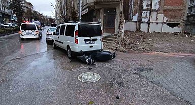Önce seyir halindeki araca, ardından park halindeki hafif ticari araca çarptı