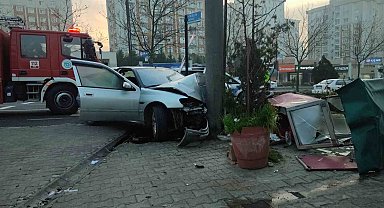 Önce simit arabasına sonra direğe çarptı