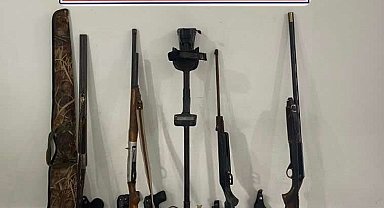 Operasyon yapılan evden çok sayıda silah ve tarihi eser çıktı