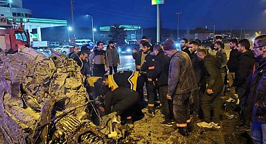 Ortadan ikiye bölünen araç yanarak hurdaya döndü: 1 ağır yaralı