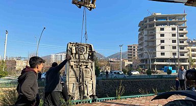 Osmaniye'de otomobil dereye uçtu: 2 yaralı