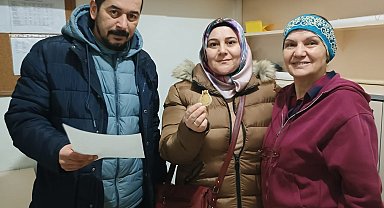 Otobüs durağında bulduğu altın kolyeyi sahibine teslim etti