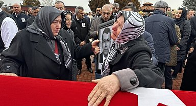 Otobüs kazasında yaralananlara müdahale ederken hayatını kaybeden profesöre veda